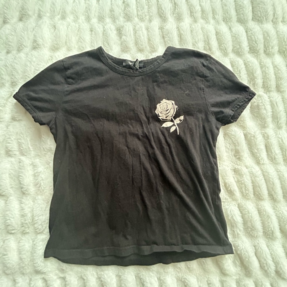 black short sleeve crop top with white rose design
